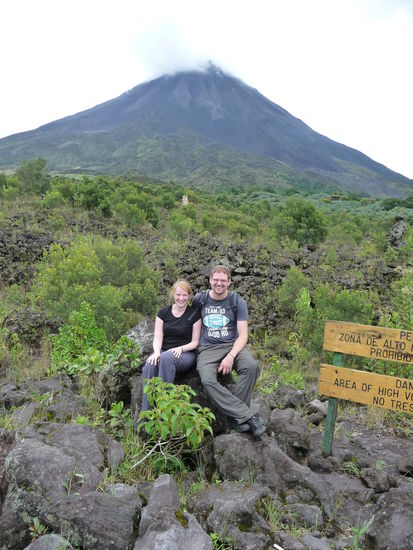 Simon und ich auf dem Lavafeld vorm Vulkan Arenal