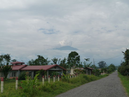 der rauchende Vulkan Turrialba in der Ferne