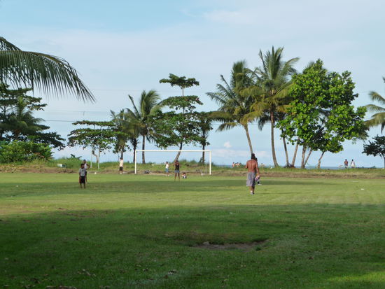 Dorf-Fußballplatz mit Strand direkt dahinter. Vom Baden wurde hier übrigens sehr abgeraten, da es Haie und sehr gefährliche Strömungen gab...