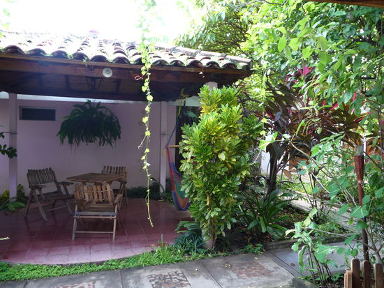 Der gemütliche Hinterhof des Hotels