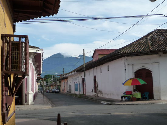 Straße von Granada mit Vulkan im Hintergrund
