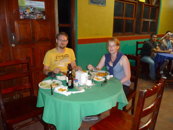 Simon und ich beim Essen auf dem Markt von Masaya