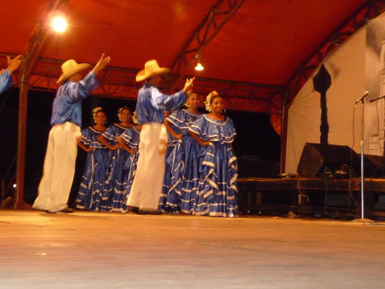 Aufführung der Folklore-Tänze