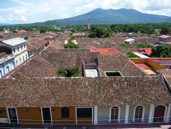 Blick über Granadas Dächer mit dem Vulkan im Hintergrund