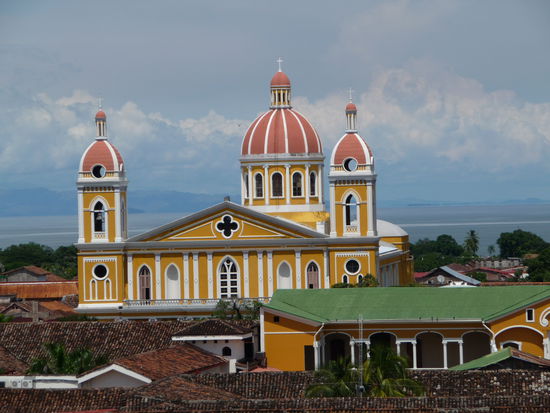 Die Kathedrale mit dem See im Hintergrund
