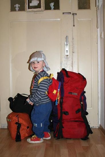 Und los gehts!
Das alles und der Buggy musste mit, wir hatten für uns beide gerade mal 11 Kilo Gepack im Rucksack (inklusive 3 Kilo-Laptop und Babyphone
), plus meine Kamera, der Buggy und natürlich ein 12 Kilo schweres Kind