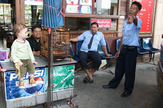Am Busterminal
schäkern mit den Angestellten