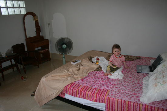 In Chumporn hatten wir sehr viel Glück mit dem Zimmer, supersauber und sehr billig (220 Baht), zwar nur mit Ventilator, das war aber kein Problem! 
Hier blieben wir eine Nacht um uns für die bevorstehende Überfahrt mit der Fähre (3 Stunden) auszuruhen.
Chumporn ist ein "Umschlagplatz" für Touristen die auf die Inseln wollen, so bekommt man auch überall (am Bahnhof/imGuesthouse...) die Fähren-Tickets sowie Transferangebote zu den Piers, so läuft alles wie geschmiert