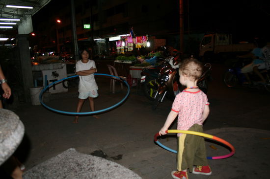 Begegnung auf dem Nachtmarkt in Chumporn