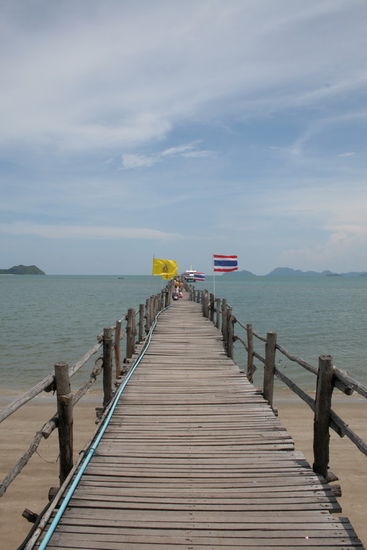 Am nächsten morgen gings los auf die Fähre (die wartet da gaaaaanz hinten am Pier)
Aber der Buggy hats gepackt