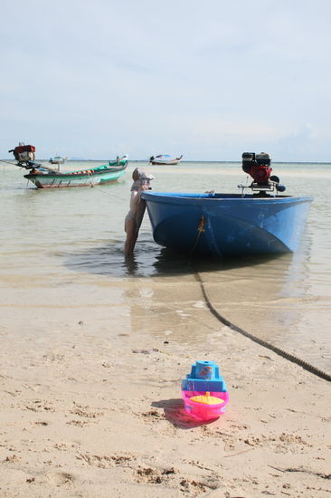 auch hier gab es ganz wunderbare Strände, fast menschenleer wie überall wo wir hinkamen.
Das lag teils an der Situation in Bangkok, aber auch daran dass sowieso gerade die Nebensaison (Regenzeit) begann.