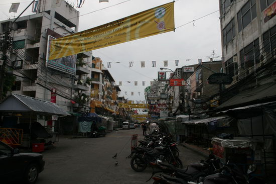 Kao San Road
gaaaaanz früh morgens, die Shops haben noch zu+kein Mensch (bzw Touri) auf den Beinen!
