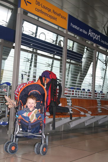 Hallo Frankfurt!
Empfangen wurden wir von eisiger Kälte, meteologisch wie auch sozial.... Deutschland, du hast uns (leider) wieder!
Schön wars, viel kurz wars.
Viele Befürchtungen die ich hatte waren völlig überflüssig.
Wir haben beide viel gelernt.
Lukas ist in der Zeit um einiges selbständiger geworden aber auch folgsamer, die Bindung zu mir wurde noch fester, ein unerschütterliches Vertrauen ist gewachsen, stärker noch als vorher.
Ob er sich später an diese Reise erinnern wird ist fraglich, das ist schon klar, ich bin aber davon überzeugt, dass sie Spuren hinterlassen wird, dass auch er viele Eindrücke (Das Meer, die Tiere, die Sprache, die Geräusch- und Farbenkulisse, ...) gesammelt hat.
Ich habe mit dieser Reise enorm viel Kraft und auch Gelassenheit für meinen Alltag hier getankt, habe mich selber auch mal wieder als Mensch und Abenteuerer erlebt, nicht nur als funktionierende, permanent terminlich eingespannte Mama.
Und doch habe ich wie eine "Löwenmutter" meinen Jungen beschützen können, das macht mich sehr stolz.
Und: Wir sind weder bestohlen, gekidnappt oder erschossen worden
Ich würde es jederzeit wieder machen und würde mich freuen wenn ich durch meinen kleinen Bericht auch anderen Müttern ( oder Vätern?) etwas Mut machen kann bei ähnlichen Vorhaben
Werde ein gesondertes Kapitel mit einem Reise-ABC erstellen, vielleicht findet ihr da noch nützliche Tipps.
Ansonsten freue ich mich auch über jede Email:
mail@ckaeshammer.de