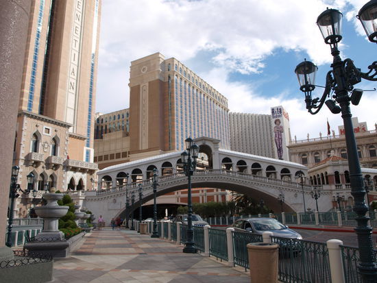 Rialto-Brücke (hier wird nicht mit Gondeln, sondern mit Autos drunter durch gefahren)