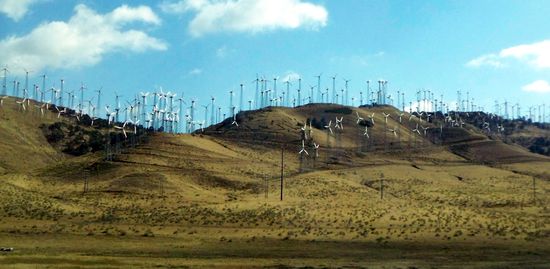 Windräder am Rand der Wüste