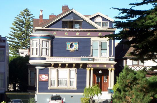 Viele von diesen schönen Häuschen fielen dem Erdbeben und anschließendem Brand Anfang des 20. Jahrhunderts zum Opfer. Sehr Schade.