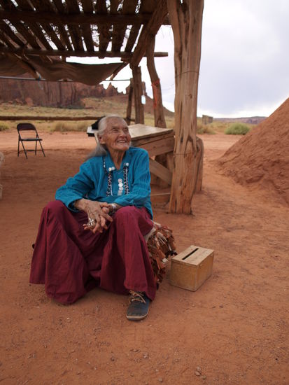 Eine Indianerin mit mehr als 90 Lenzen. Hat uns gezeigt, was sie so arbeitet.