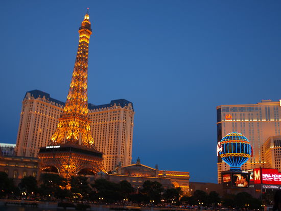 Klein-Paris bei Nacht