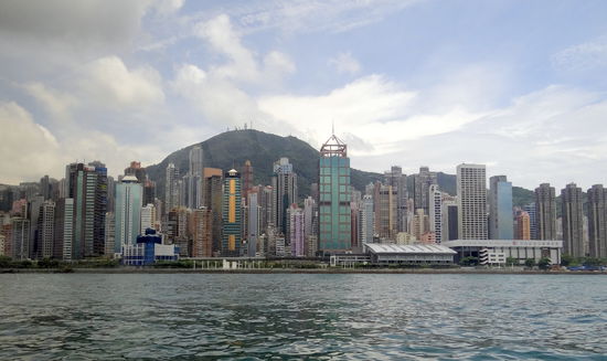Blick von der Fähre auf Honkong-Island