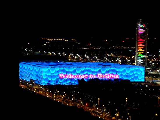Schwimmstadion bei Nacht - natürlich beleuchtet