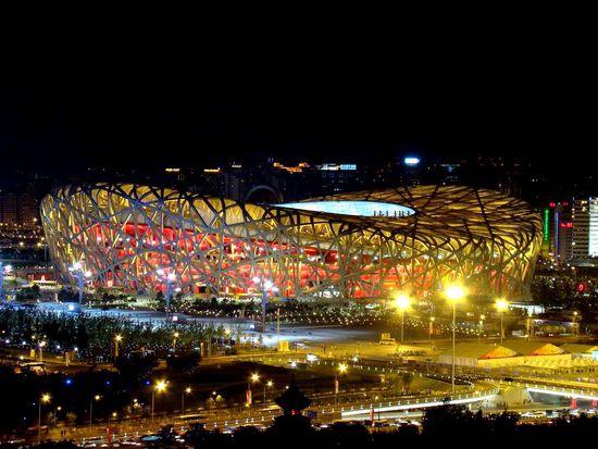 und in Peking, Olympiastadion (Vogelnest)