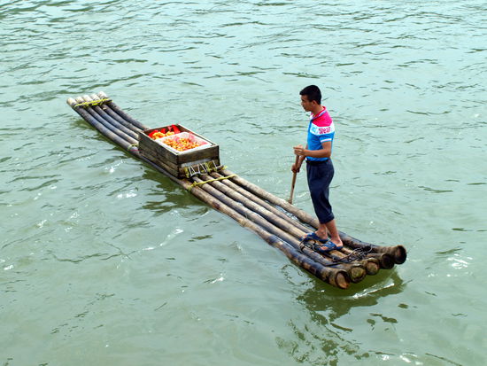 "Schwimmender Händler" am Li-Fluß
