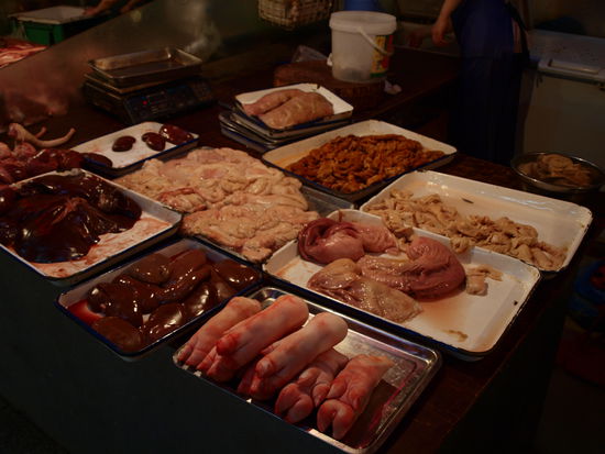 Leber, Nieren, Kitterchen (Füße), Magen, Enddarm usw.
Alles sehr lecker! Oder nicht? 