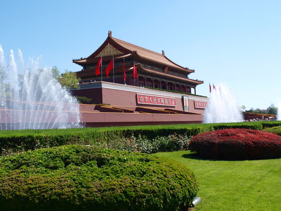 Dies ist lediglich das erste Eingangstor zur verbotenen Stadt. Davor Tribünen, denn auf der anderen Straßenseite ist der Platz des Himmlischen Friedens.