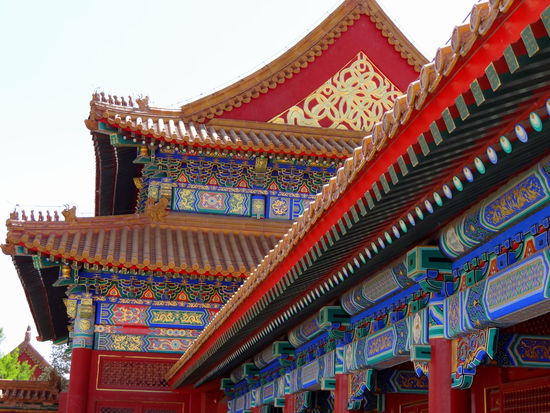 Giebelbemalung - an allen Gebäuden, und es stehen sehr viele hier!