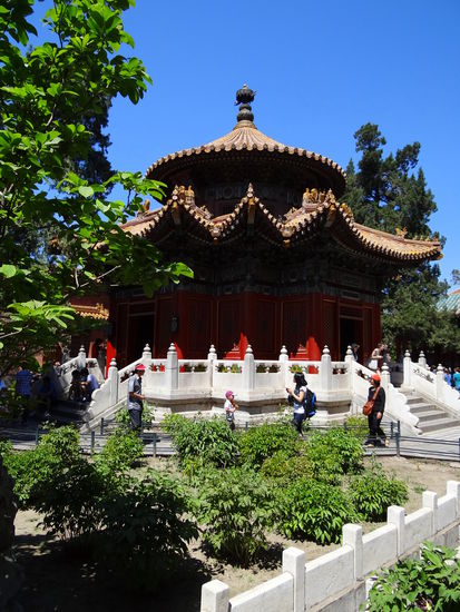 In diesem Pavillion, welches in einem Garten steht, vergnügte sich der Kaiser und seine vielen ....
Die Eunuchen hatten übrigens auch Protokollfunktionen, damit festgestellt werden konnte, welche der Damen den Thronerben gebar.