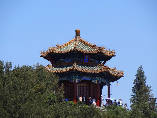 Dieses Pavillion befindet sich auf einer Anhöhe. Diese wurde künstlich aufgeschüttet. Ansonsten ist Peking flach wie ein Brett.
