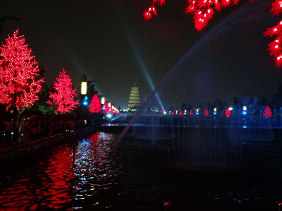 Wasserspiele - die beleuchteten Bäume sind aus Kunststoff