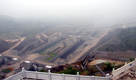 Von einem Aussichtspunkt konnten wir schemenhaft die Schleusen sehen.