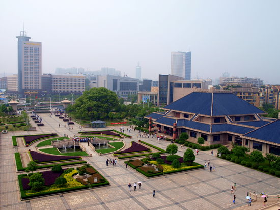 Blick auf den Vorplatz vom Museumsgelände