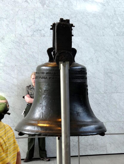 Die Glocke hatte einen Riss ist daher nicht mehr im Betrieb, aber symbolträchtig in Szene gesetzt