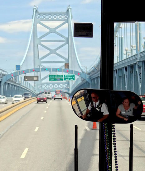 Auf der Ben Franklin Bridge über den Delaware-Fluss in den Bundesstaat New Jersey. Im Spiegel Busfahrer Rick und Reiseleiterin Kerstin