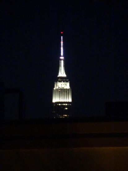 Und den oberen Teil dieses Gebäudes sehen wir von unserem Hotelfenster in New Jersey.