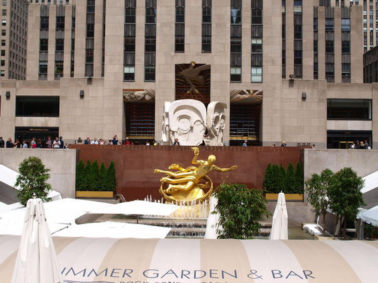 Rockefeller Center. Hier unten ist im Winter die Eisbahn. Die weiße Skulptur muss dem Weihnachtsbaum weichen.