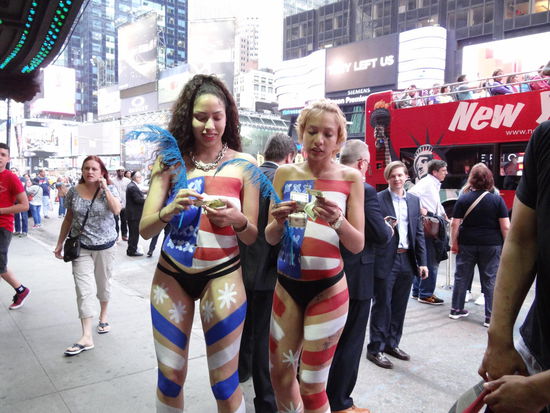 Am Broadway pulsiert das Leben, die Damen zählen das Geld für die Erinnerungsfotos