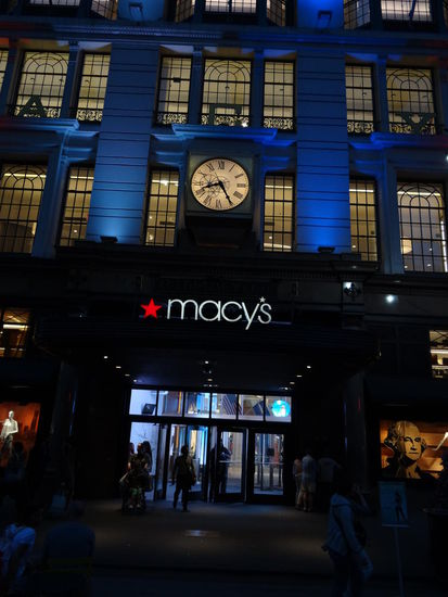 Die Größe dieses Geschäfts ist der Wahnsinn. Und die Rolltreppen sind aus Holz geschnitzt-tatsächlich!!!