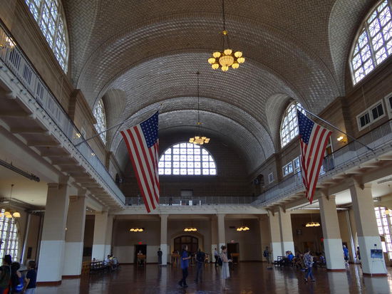 Abfertigungshalle mit historischer Flagge.