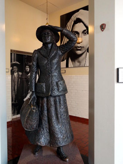 Statue der ersten Immigrantin auf Ellies Island