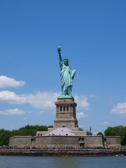 Sie besteht aus ca. 2 mm starkem Kupferblech, also kein Guss