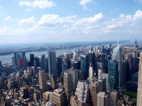 Links im Bild der Hudson River