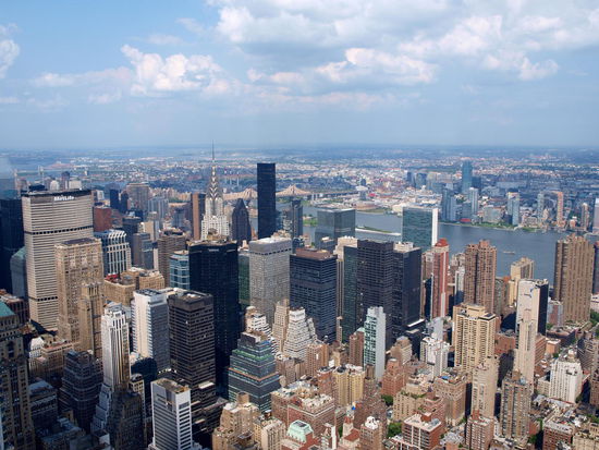 rechts sieht man den East- River