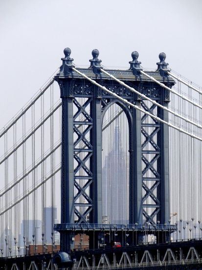 Manhattan-Bridge mit ESB im Hintergrund