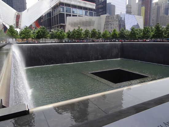 Nochmals Besuch des 9/11 Memorials, sehr beeindruckend. Das Wasser fällt nach unten, wie die Türme zusammengefallen sind.