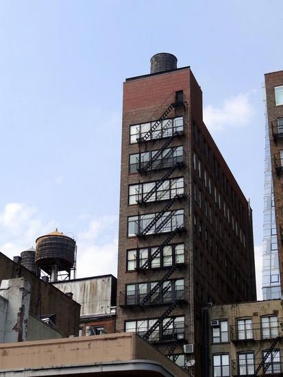 Die alten Gebäude haben Feuerleitern und oben Wasserfässer, um den Wasserdruck zu erhöhen