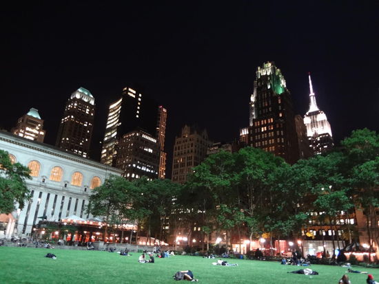 Bryant-Platz am Abend
