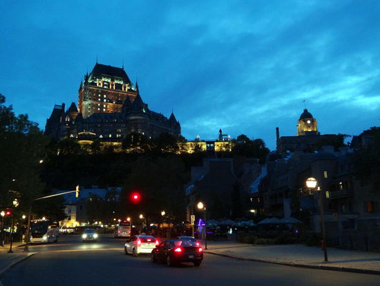 Blick auf das beleuchtete Hotel mit 610 Zimmern. Da bekommt jeder Hattenbacher eins!